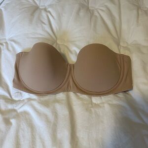 SKIMS Strapless Molded Cup Bra in Nude Tan